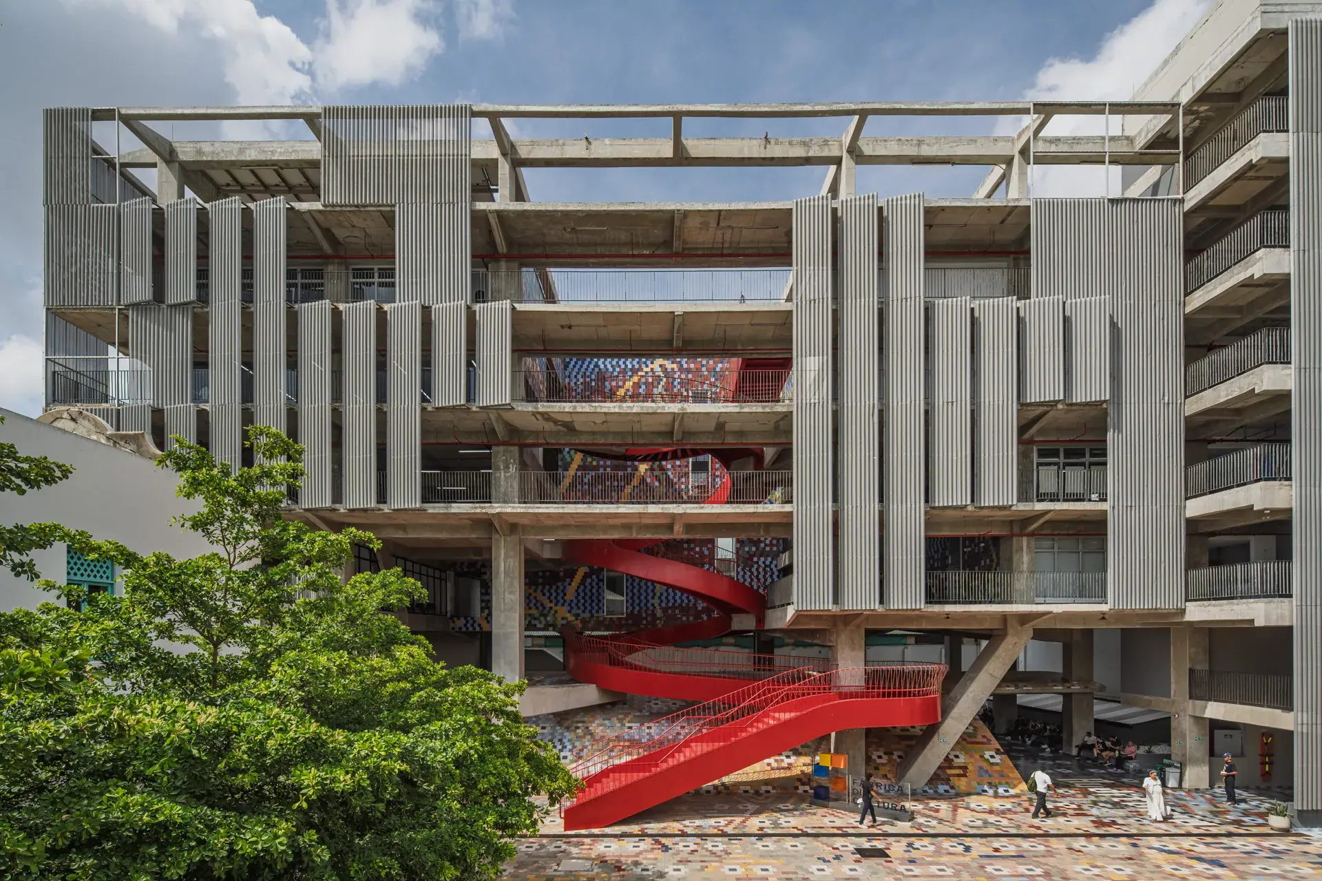 Fachada monumental en concreto expuesto de la Fábrica de Cultura en Barranquilla por ETHZ.